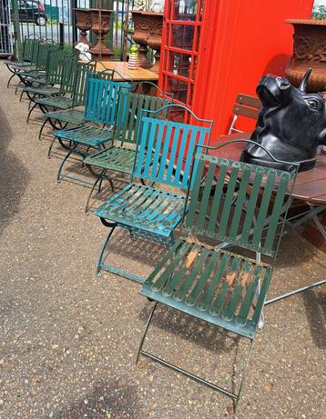 Echte antieke Franse ijzeren tuin stoelen met schilderwerk beschikbaar voor biedingen