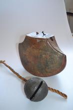 twee tibetaanse gebruiksvoorwerpen, een houten en bronzen be, Antiek en Kunst, Kunst | Niet-Westerse kunst, Ophalen of Verzenden