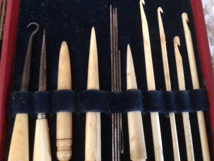 Antiek Naaisetje. 12 delige set. In bijbehorende cassette., Antiek en Kunst, Curiosa en Brocante, Ophalen of Verzenden