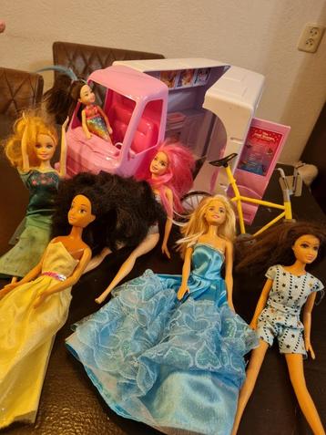 Barbie bus + fiets  en 7 barbies beschikbaar voor biedingen