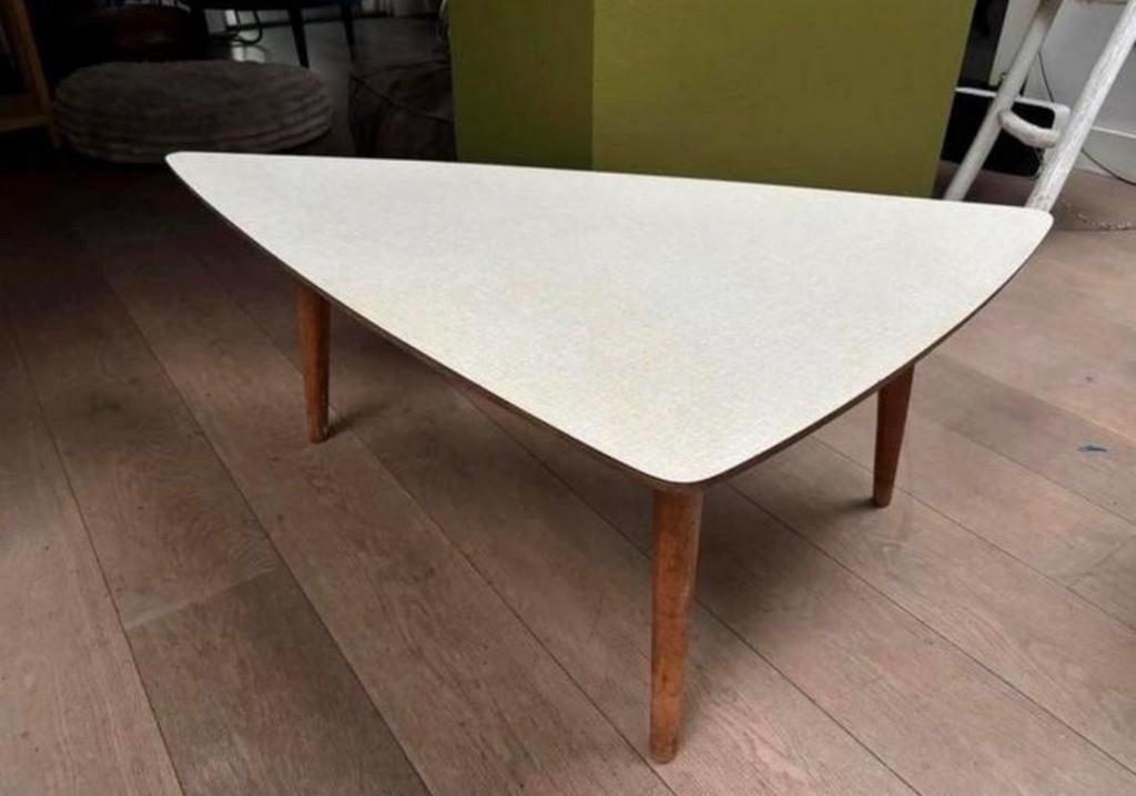 Vintage bovenkamp salontafel driehoek jaren 50, Ophalen, 100 tot 150 cm, 50 tot 100 cm, .