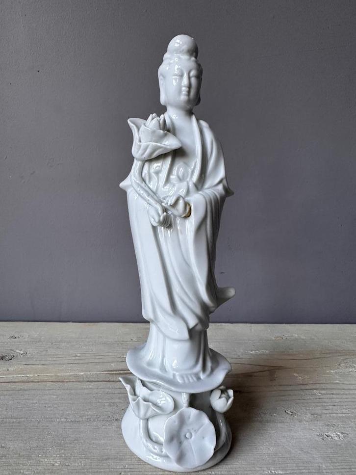Priesteres Guanyin met lotusbloem Blanc de Chine antiek, Antiek en Kunst, Kunst | Beelden en Houtsnijwerken, Ophalen of Verzenden