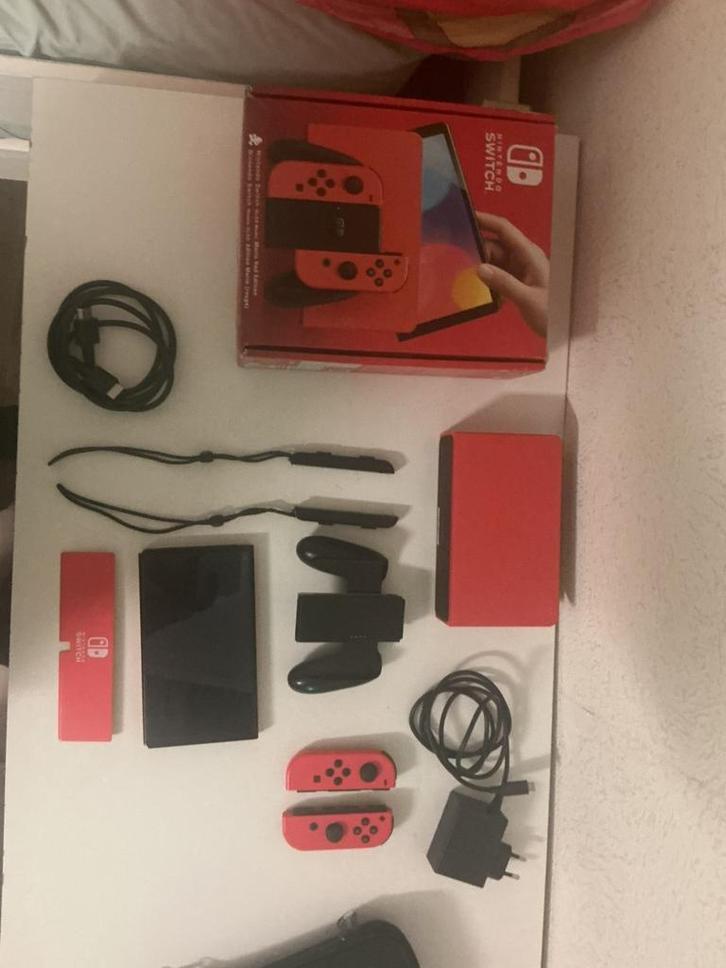Switch - OLED Model - Mario Red Edition, Spelcomputers en Games, Spelcomputers | Nintendo Switch, Zo goed als nieuw, Switch OLED