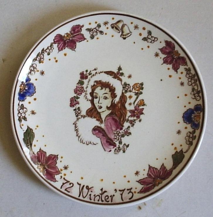 Bord winterbruid '72/'73. Polychrome Delft. Handpainted, Antiek en Kunst, Curiosa en Brocante, Verzenden