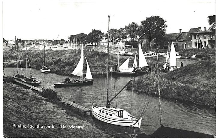 959931 Brielle ZH 1970 Jachthaven bij de Meeuw Gelopen met p, Verzamelen, Ansichtkaarten | Nederland, Gelopen, Zuid-Holland, 1960 tot 1980