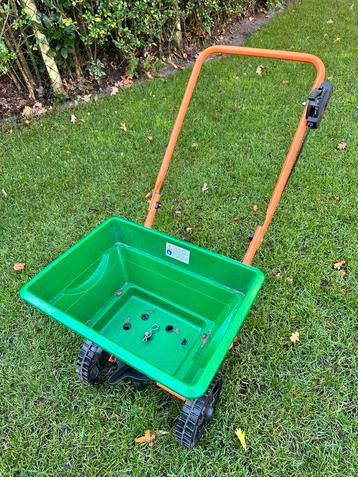 Meststrooier - Gazon onderhoud beschikbaar voor biedingen