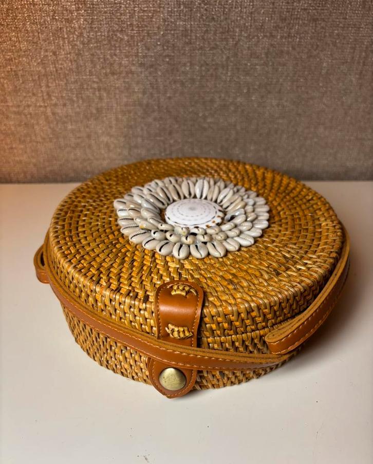 Ronde rietgevlochten Boho/Ibiza-stijl tas met schelpdn, Sieraden, Tassen en Uiterlijk, Overige Accessoires, Zo goed als nieuw