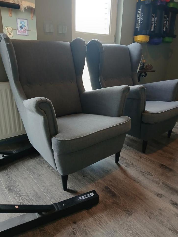 Zgan Twee grijze IKEA Strandmon fauteuils met hoezen, Huis en Inrichting, Fauteuils, Gebruikt, 50 tot 75 cm, 75 tot 100 cm, Ophalen
