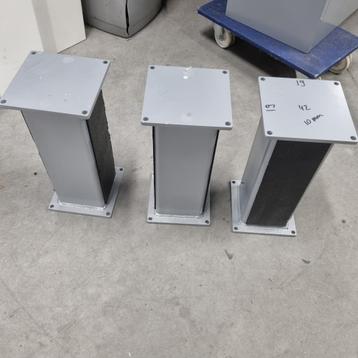 Set van 3  zware metalen kolommen met voetplaat beschikbaar voor biedingen