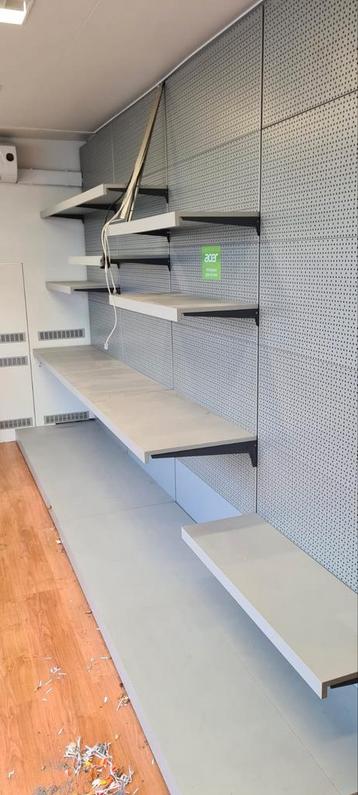 Complete wandstelling winkel met haken en planken beschikbaar voor biedingen
