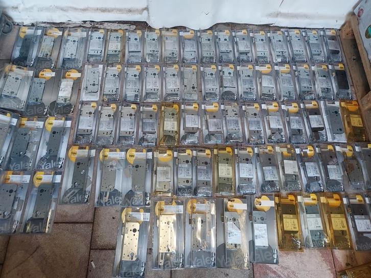 Partij Yale sloten en diverse, Doe-het-zelf en Verbouw, Hang- en Sluitwerk, Nieuw, Slot, Ophalen