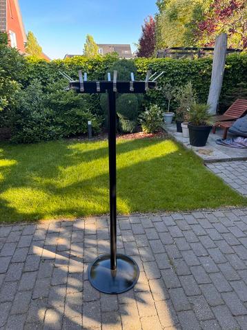 Mooie grote metalen kapstok beschikbaar voor biedingen