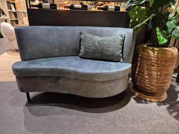 Organisch bankje blauw beschikbaar voor biedingen