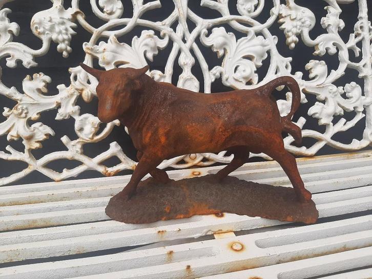 Gietijzeren Spaanse stier erg mooi beeld 33 x 22 cm top item, Antiek en Kunst, Curiosa en Brocante, Ophalen