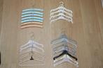7 houten + 16 kunststof baby kledinghangers, Ophalen of Verzenden, Gebruikt
