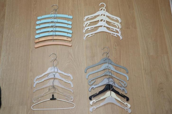 7 houten + 16 kunststof baby kledinghangers, Kinderen en Baby's, Babymode-accessoires, Gebruikt, Ophalen of Verzenden
