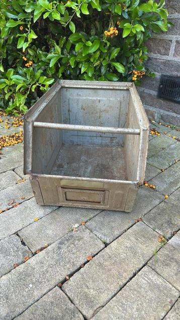 Industriële metalen bak – stoer & brocante (prijs per stuk) beschikbaar voor biedingen