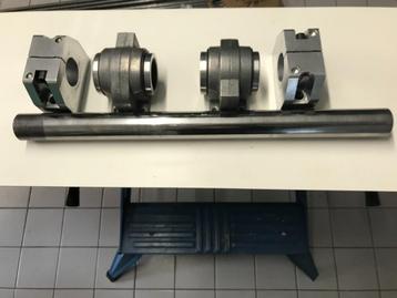 INA: Massieve as met twee glijlagers en twee asbokken beschikbaar voor biedingen