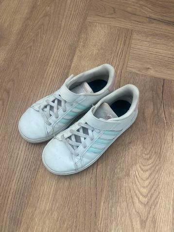 Kinderschoenen Adidas maat 32 beschikbaar voor biedingen