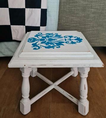Wit houten krukje met blauwe beschildering beschikbaar voor biedingen