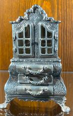 Zilveren miniatuur vitrinekast met 3 lades, Ophalen, Zilver