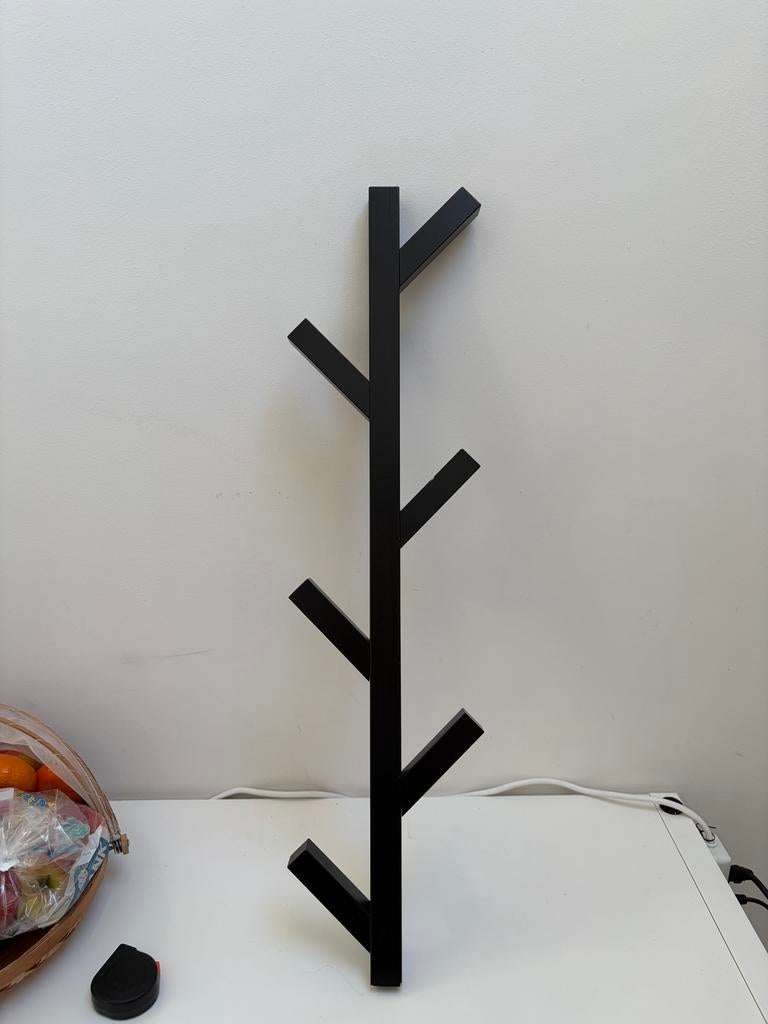 Moderne Wandkapstok - Ikea Tjusig, Huis en Inrichting, Woonaccessoires | Kapstokken, Zo goed als nieuw, Wandkapstok, 100 tot 150 cm