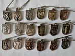 18 Aluminium Bedeltjes / Speldjes Plaatsen / Stadswapen, Verzamelen, Speldjes, Pins en Buttons, Ophalen of Verzenden, Zo goed als nieuw
