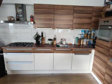 L-Vormige Keuken met Apparatuur  beschikbaar voor biedingen