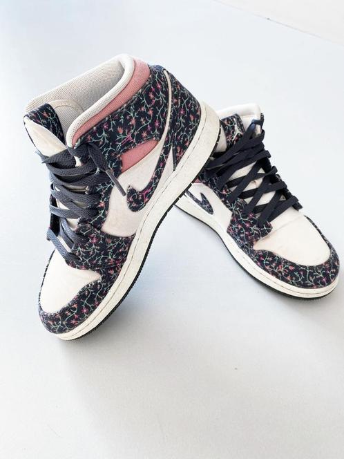 Nike air Jordan sneakers bloemetjes mt 38, Kinderen en Baby's, Kinderkleding | Schoenen en Sokken, Zo goed als nieuw, Schoenen