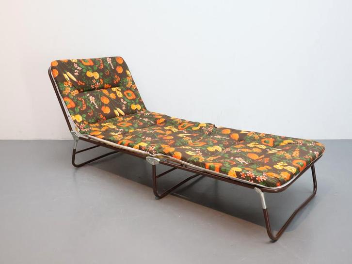 Vintage ligbed | Inklapbaar  | Bruin Oranje, Tuin en Terras, Ligbedden, Zo goed als nieuw, Metaal, Inklapbaar, Ophalen