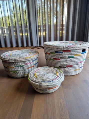 Set afrikaanse opbergmanden wit multicolor handgemaakt  beschikbaar voor biedingen