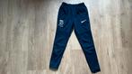 Nike trainingsbroek met Kampong logo maat 122/128, Gebruikt, Sport- of Zwemkleding, Ophalen of Verzenden, Nike