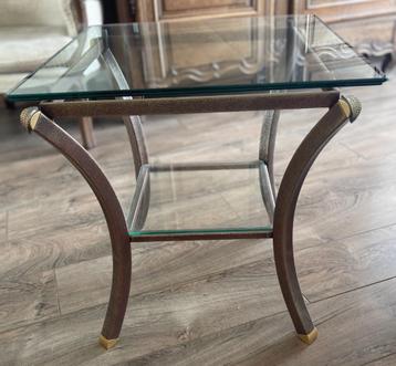 Elegante glazen tafeltje beschikbaar voor biedingen