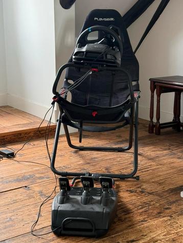 Playseat met stuur en pedalen en koppeling beschikbaar voor biedingen