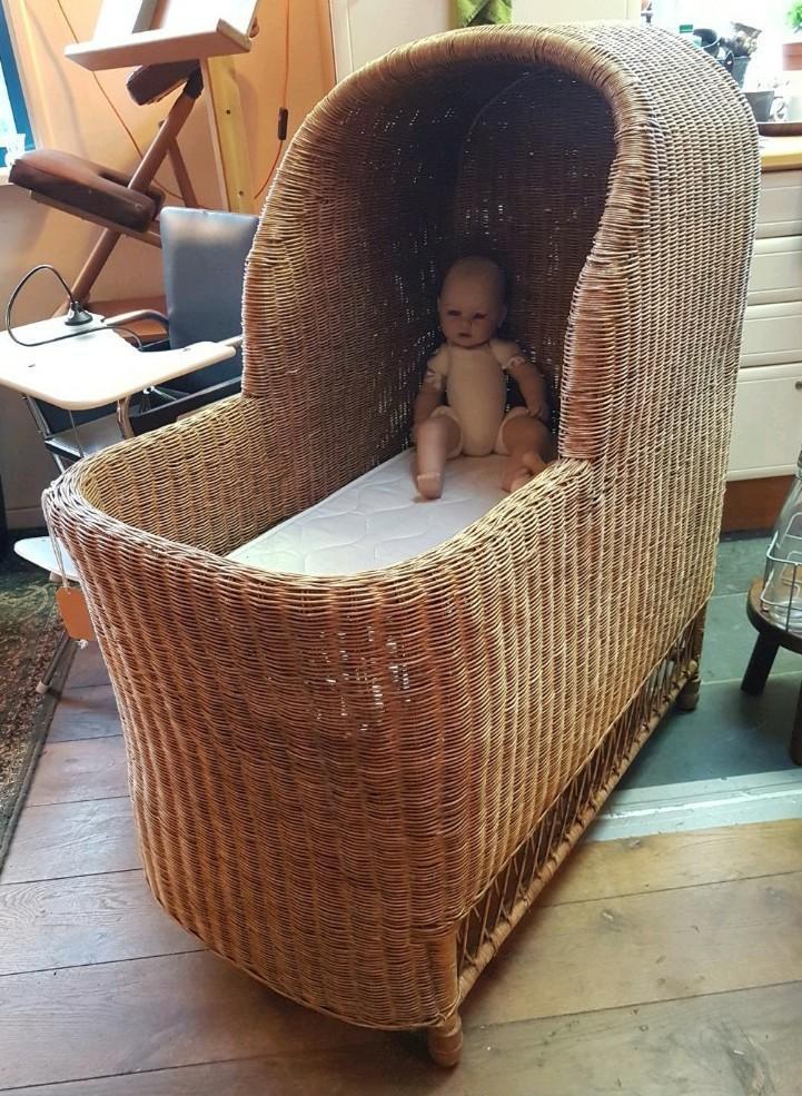 Koninklijke vintage rotan wieg izgs gebr. Jonkers Noordwolde, Kinderen en Baby's, Babywiegjes en Ledikanten, Zo goed als nieuw