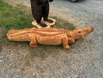 Houten krokodil. Met kettingzaag gemaakt beschikbaar voor biedingen