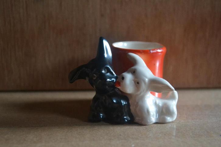 Oud porseleinen Goebel beeldje Black & White dogs, Verzamelen, Beelden en Beeldjes, Gebruikt, Dier, Verzenden