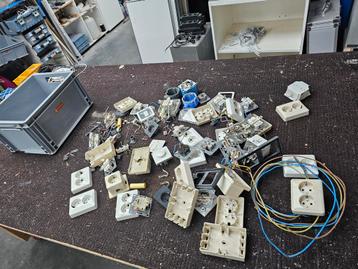 Diverse stopcontact dozen, stekkers en schakelaars beschikbaar voor biedingen