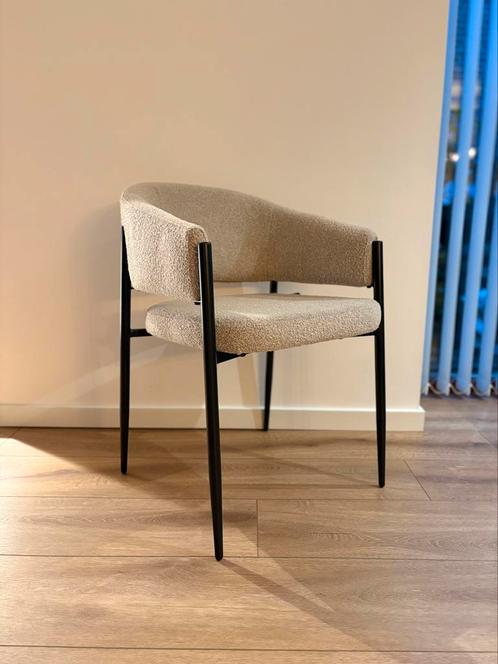 Eetkamerstoel japandi stijl met arm nieuw uit voorraad, Huis en Inrichting, Stoelen, Nieuw, Vijf, Zes of meer stoelen, Metaal