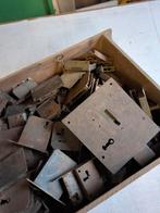 Lade  vol met oude en antieke sloten., Ophalen