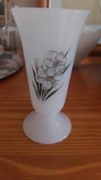 Arcopal Vaasje met Bloemen, Gebruikt, Wit, Ophalen of Verzenden, Glas