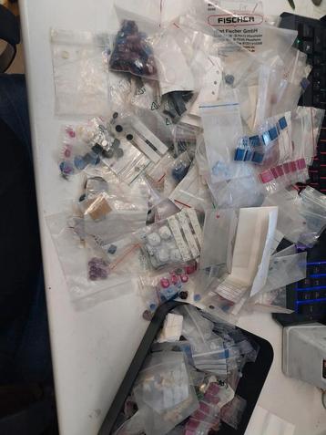 Zeer grote partij synthetische edelstenen uit idar oberstein beschikbaar voor biedingen