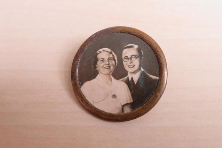 Vintage fotospeld huwelijk prinses Juliana (1937), Verzamelen, Koninklijk Huis en Royalty, Gebruikt, Speld(je) of Lepel(tje), Nederland