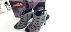 Hakken / Pumps - 38 - leer - grijs - open teen en hiel, Kleding | Dames, Schoenen, Pumps, Ophalen of Verzenden, Zo goed als nieuw