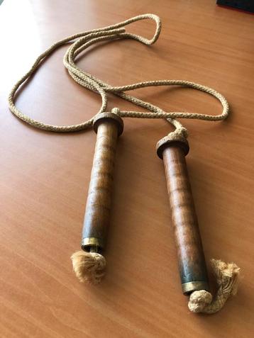 Antiek springtouw met koperbeslag op de houten handvatten beschikbaar voor biedingen