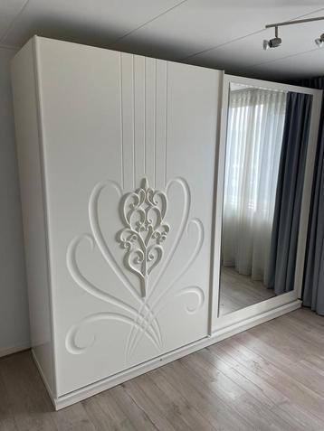 Mooie grote kledingkast met schuifdeuren en spiegel beschikbaar voor biedingen
