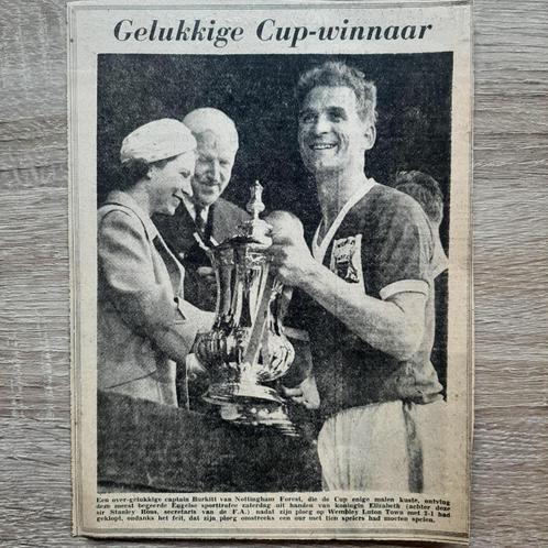 Jack Burkitt Forest ontvangt  FA cup  van Koningin Elizabeth, Verzamelen, Sportartikelen en Voetbal, Zo goed als nieuw, Poster, Plaatje of Sticker