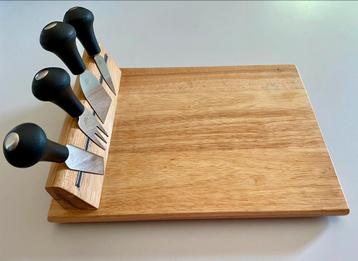 Kaas-/tapas plankje (serveerplank) met mesjes beschikbaar voor biedingen