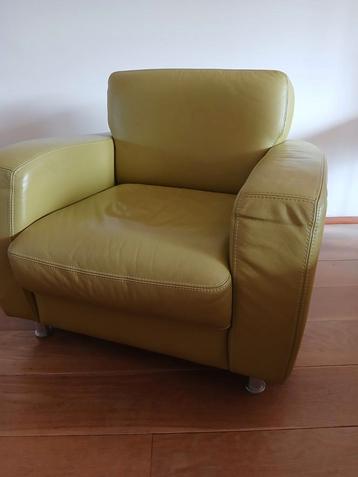 2 lichtgroene leren stevige fauteuils  beschikbaar voor biedingen