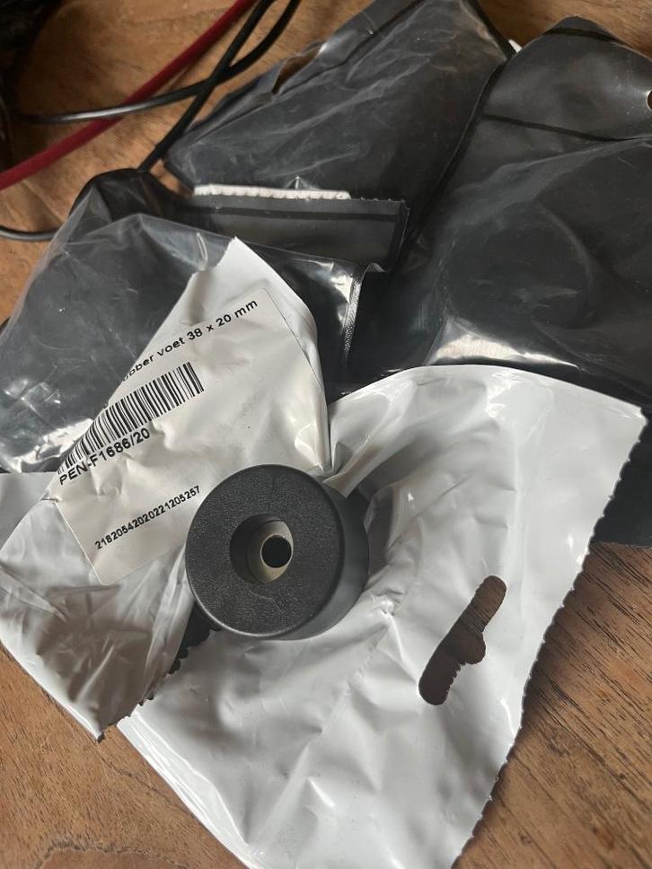 4 Penn & Elcom rubber voeten 38x20mm, Muziek en Instrumenten, Behuizingen en Koffers, Nieuw, Overige instrumenten, Flightcase